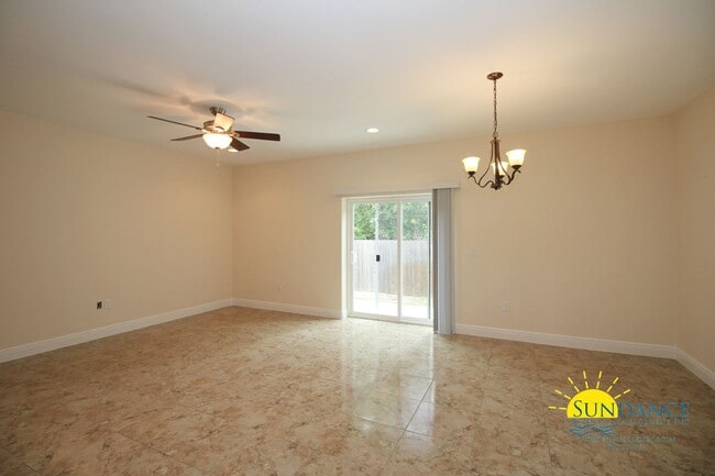 Building Photo - 3 Bedroom Townhouse in The Palm Reserve