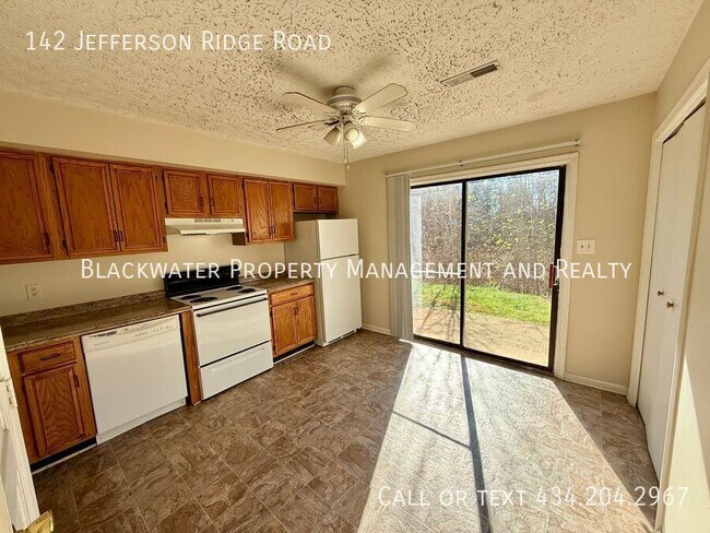 Foto del edificio - 142 Jefferson Ridge Rd