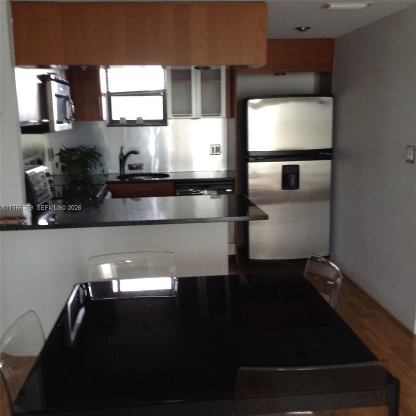 Foto del edificio - 8290 Lake Dr