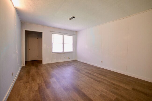 Building Photo - 1007 Alan Ave