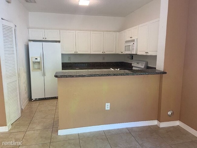 Building Photo - 3 br, 2 bath Townhome - 9267 SW 227th St