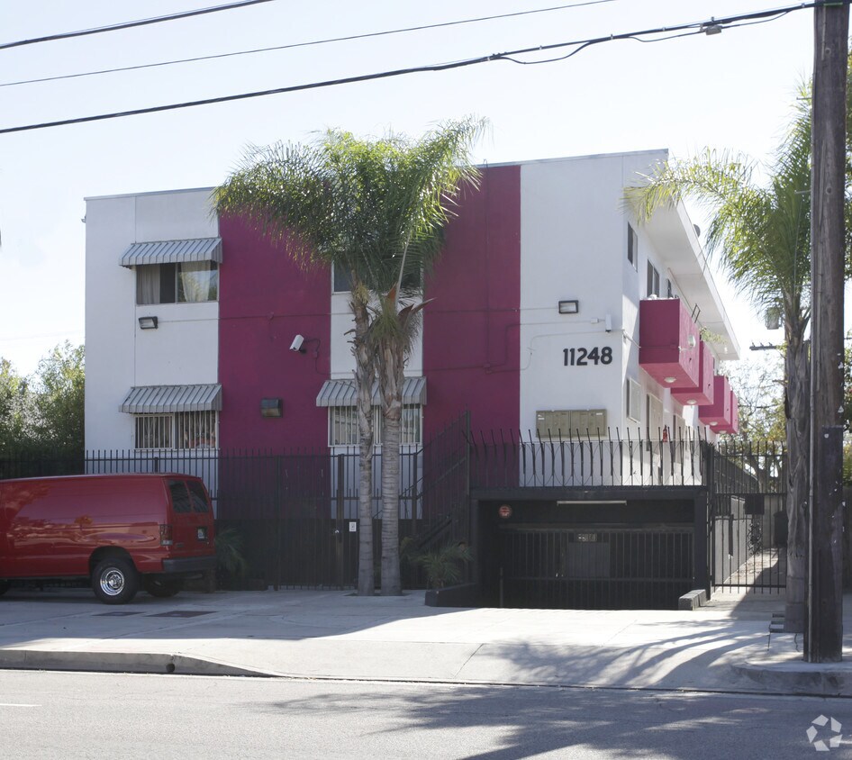 Foto principal - 11248 Oxnard St