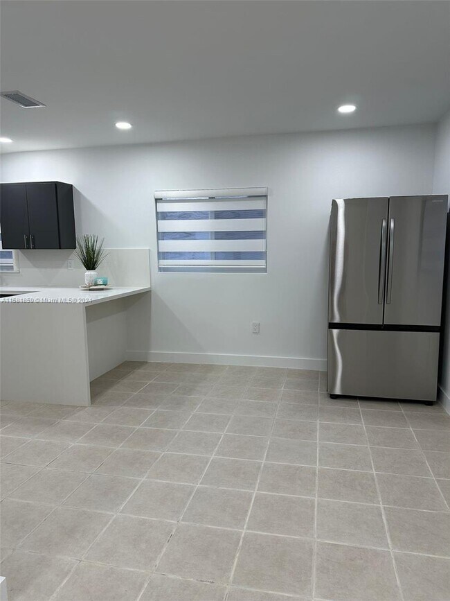 Foto del edificio - 1085 W 23rd St