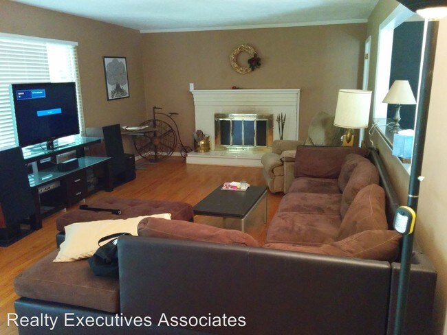 Building Photo - 5817 Stoneleigh Rd