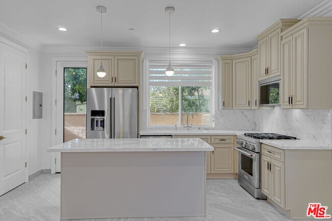 Foto del edificio - 2017 S Centinela Ave