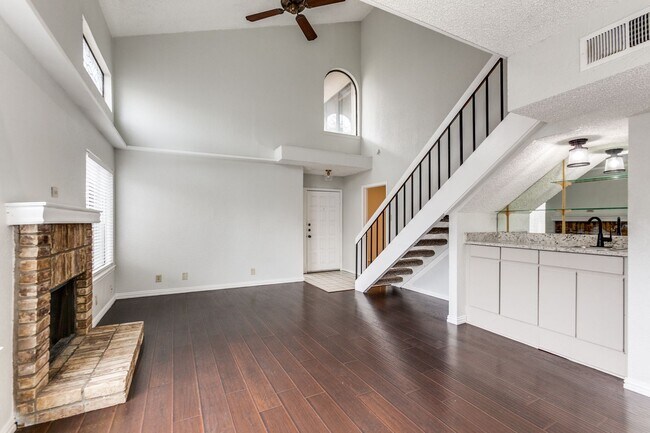 Foto del edificio - Spacious Backyard & Balcony • 2 Bedroom To...