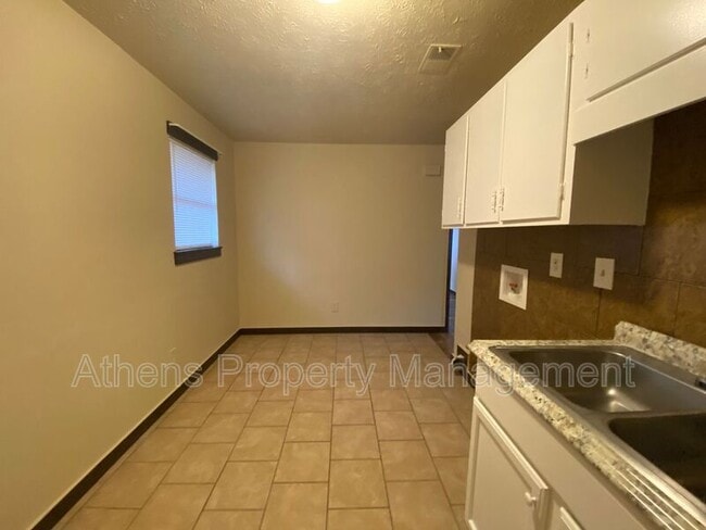 Building Photo - 1033 Alpine Ct