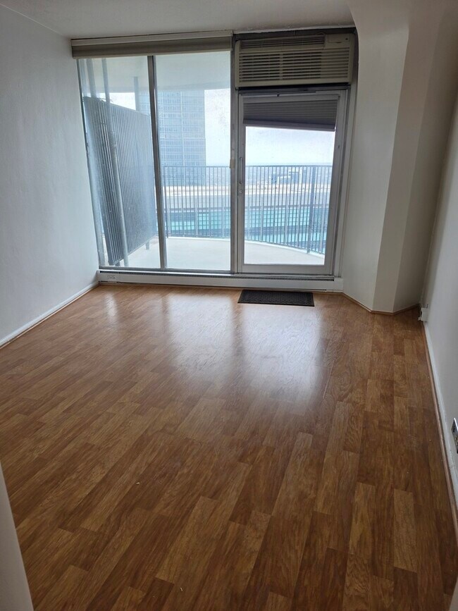 Foto del edificio - 300 N State St