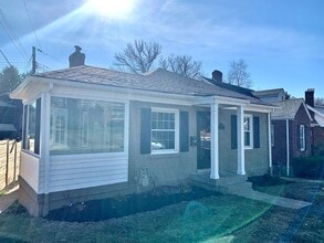 Building Photo - 2036 Lakeside Dr