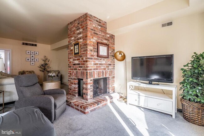 Building Photo - 8 Dickenson Dr