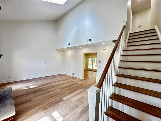 Building Photo - 169 Village Green Ct