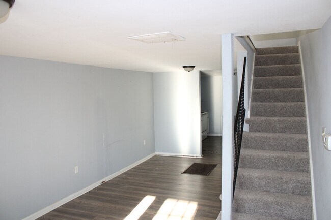 Building Photo - Apartment