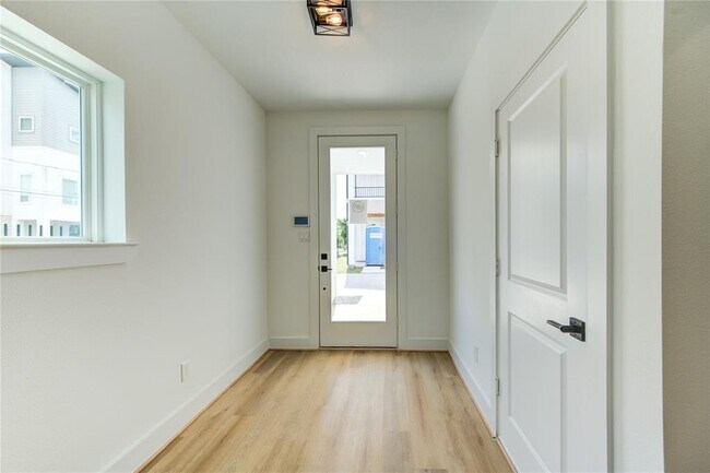 Building Photo - 4043 Buck St