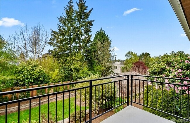 Building Photo - 629 Kirkland Way
