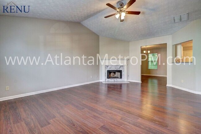 Building Photo - Available Now! 4 Beds & 3 Baths!