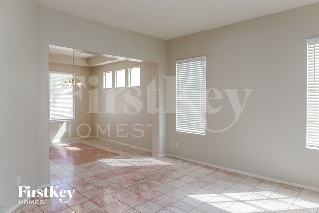 Building Photo - 820 Crescent Moon Dr