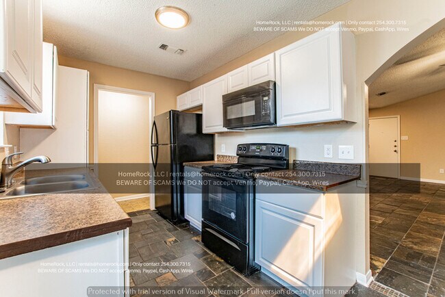 Building Photo - 3 Bedroom 2 Bath Available SOON