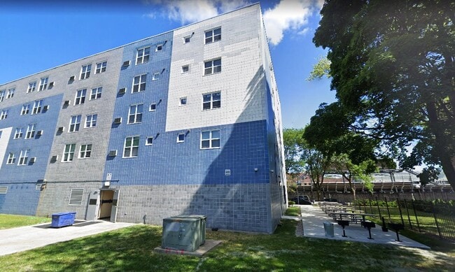 Building Photo - 1415 E 65th St