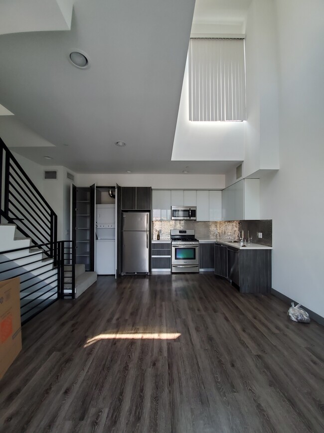 Building Photo - One Bedroom Townhome in Silver Lake