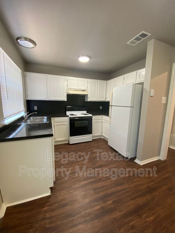 Foto principal - 1608 Sun Valley Dr