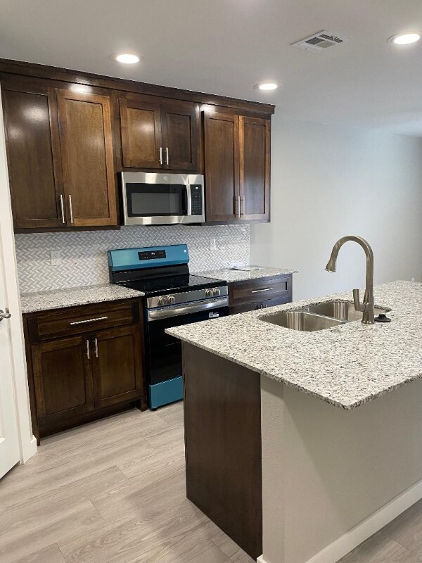 Foto del edificio - 238 E Young Pl