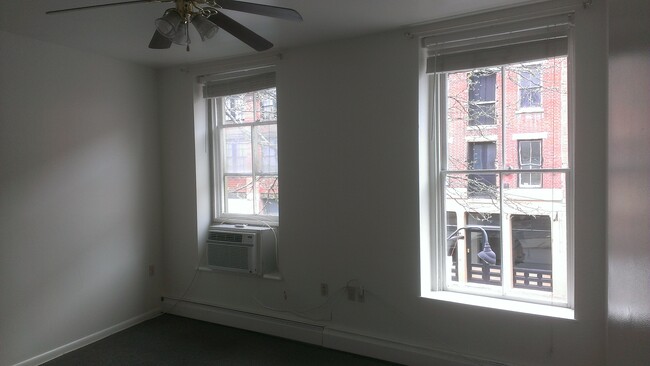 Building Photo - 162 River St