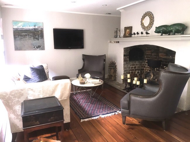 Foto del edificio - 61 1/2 Tradd St