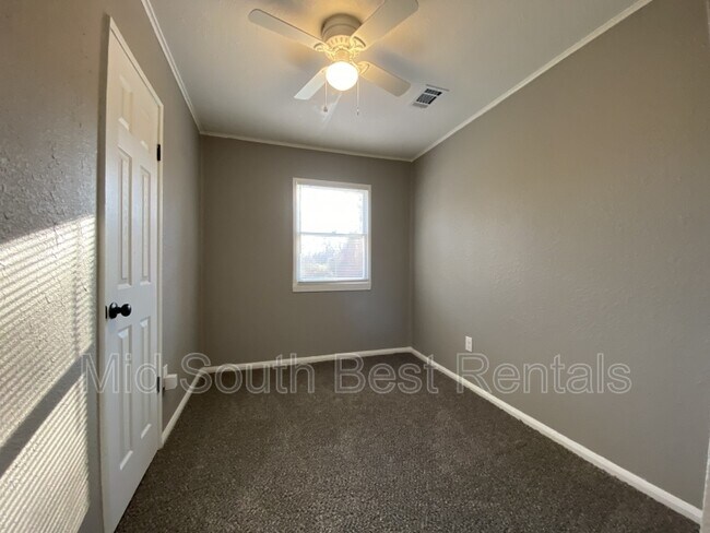 Building Photo - 855 Par Ave