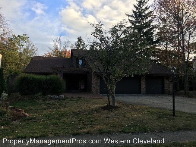 Building Photo - 16835 Willow Wood Dr
