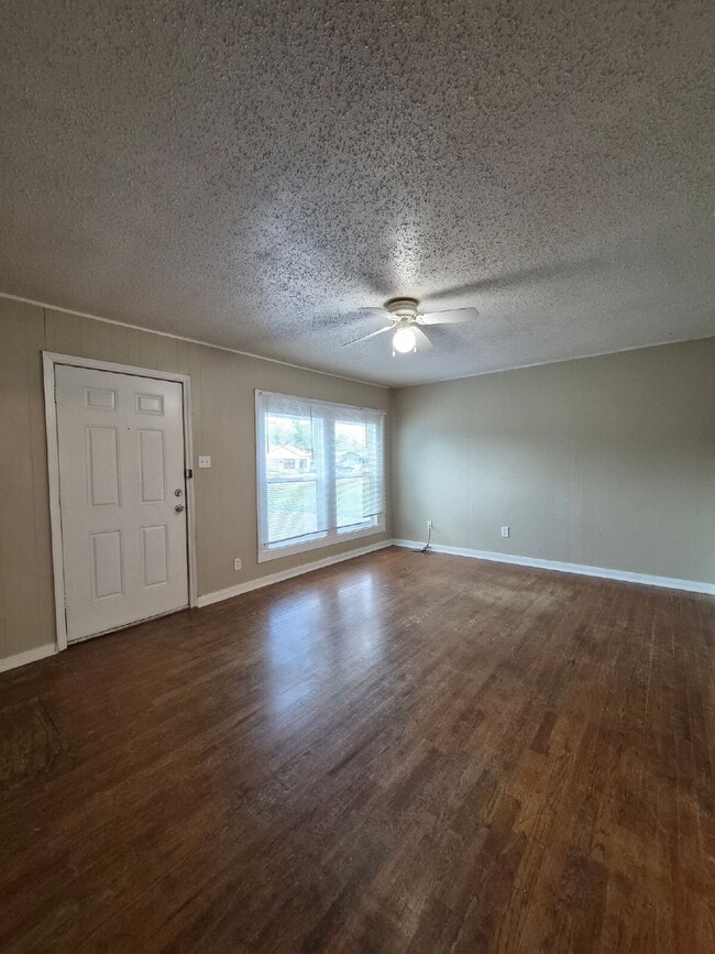 Building Photo - Pre-Leasing for Summer/Fall 2026 - Flooring Updates in Kitchen/Bathrooms, along with Updated Coun...