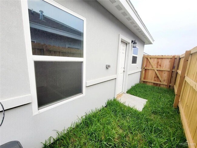 Foto del edificio - 1817 Davenport St