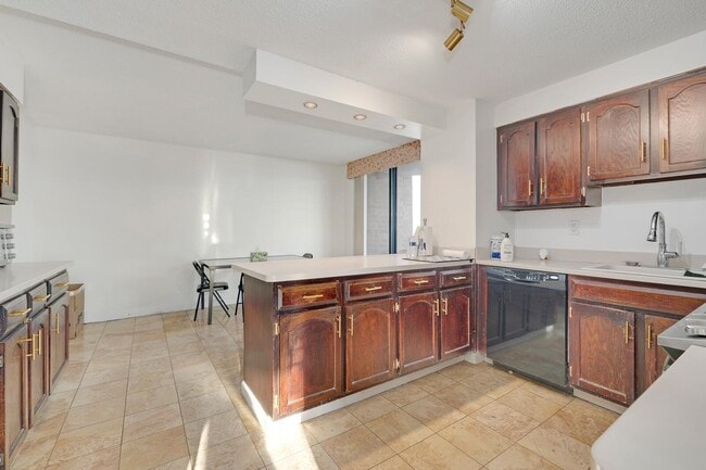 Foto del edificio - 1733 Harmon Cove Tower