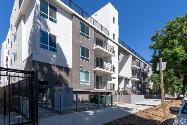 Foto del edificio - 14825 Delano St