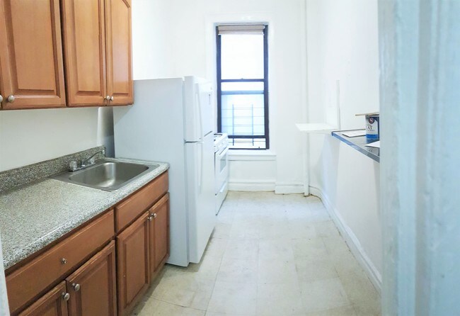 Building Photo - 160 Fenimore St