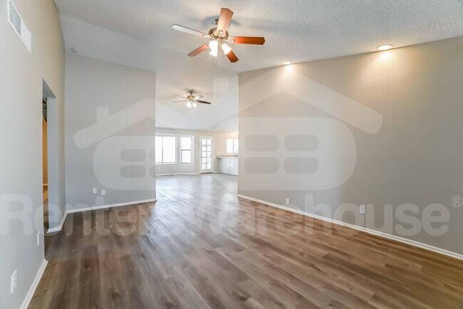 Foto del edificio - 4 Bedroom Glendale Home
