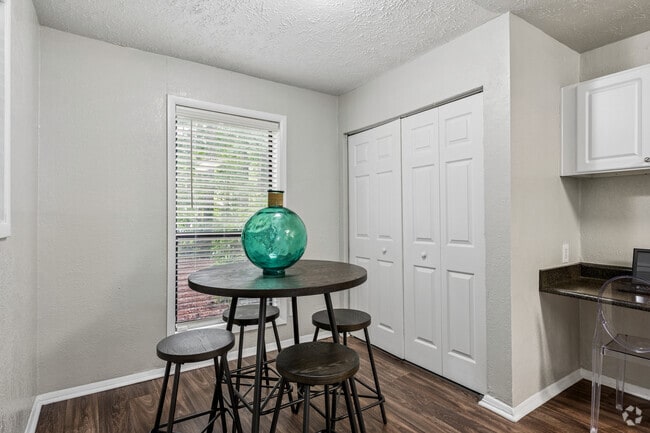 2BR, 2BA - 1,227SF - Kitchen - Dunwoody Crossing