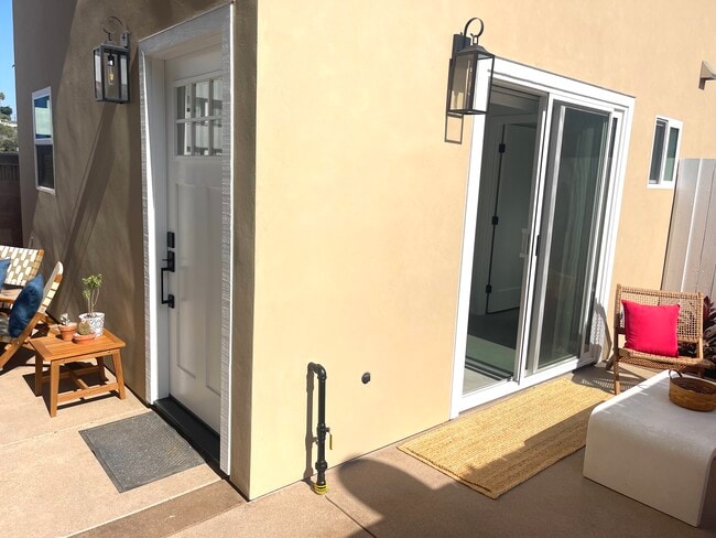 Building Photo - 2093 Ayala St