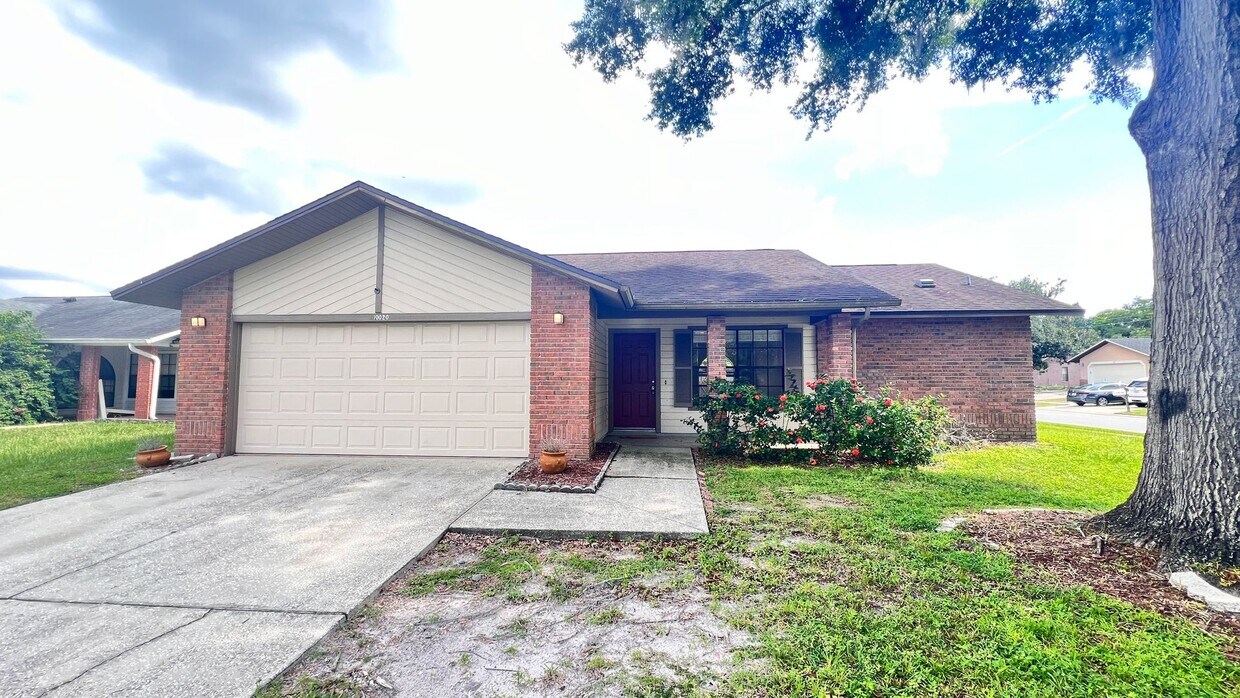 Primary Photo - Available on August 8th! Cozy 3 Bed/2 Bath...