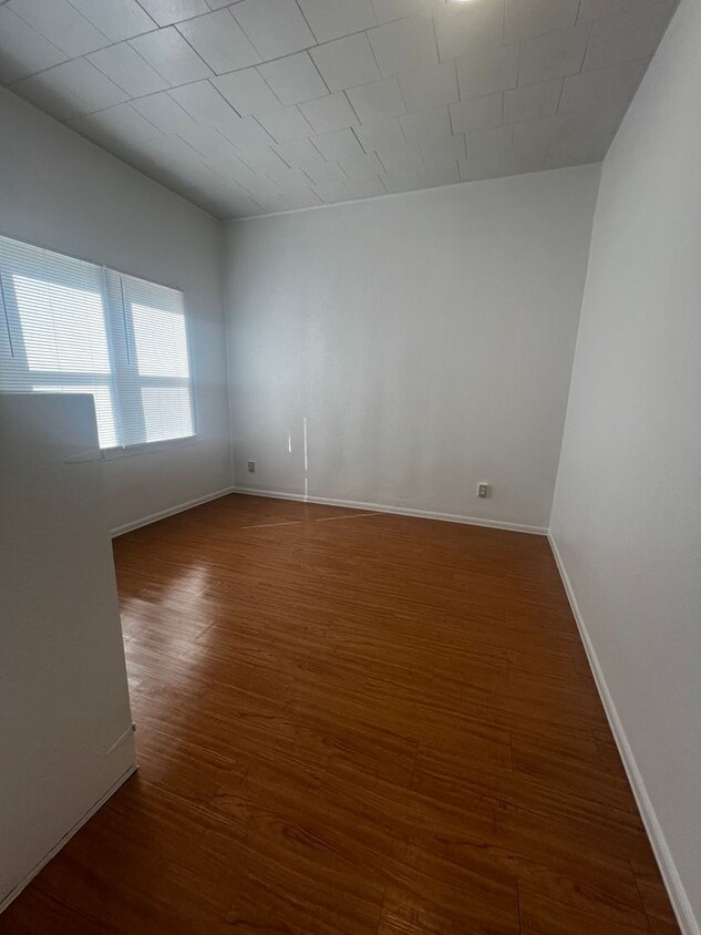 Building Photo - 1 Bedroom, 1 Bathroom Duplex