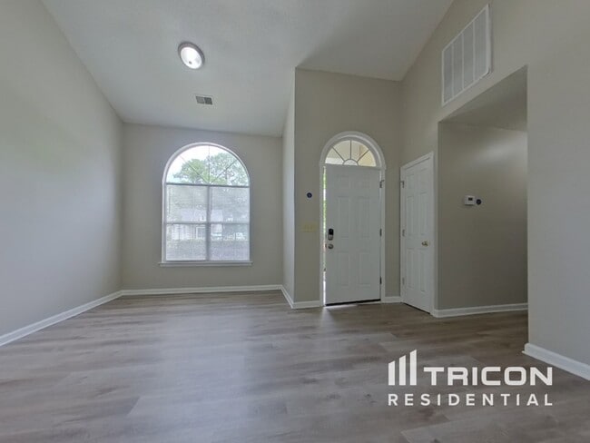 Building Photo - 123 Cranley Rd