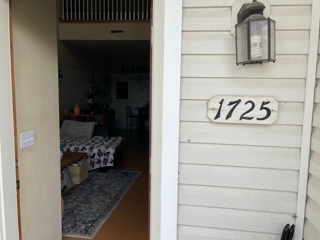 Building Photo - 1725 Countryside Dr