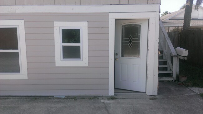 Building Photo - 117 8th Ave S