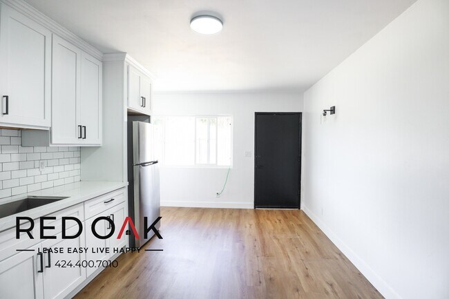 Foto del edificio - Remarkable Bright and Sunny Completely Rem...