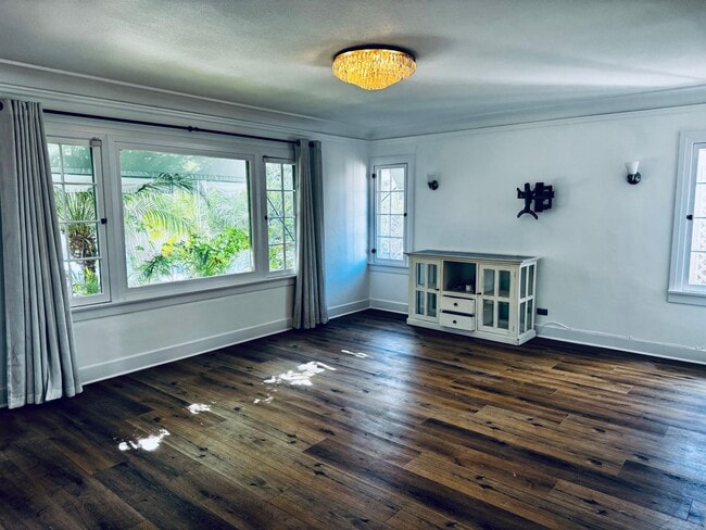 Foto del edificio - Remodelled Two Bedroom Home + Office for Rent in LB!