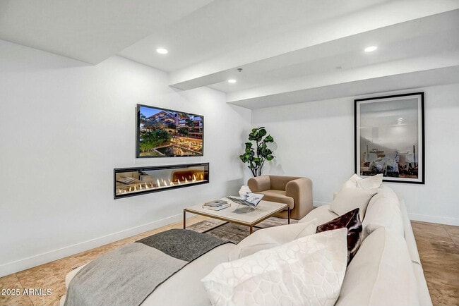 Building Photo - 7121 E Rancho Vista Dr