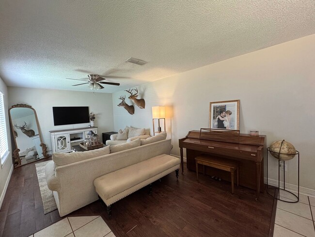 Building Photo - 208 Summerset Ct