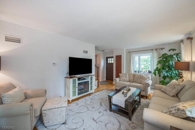 Foto del edificio - 25 Englewood Rd