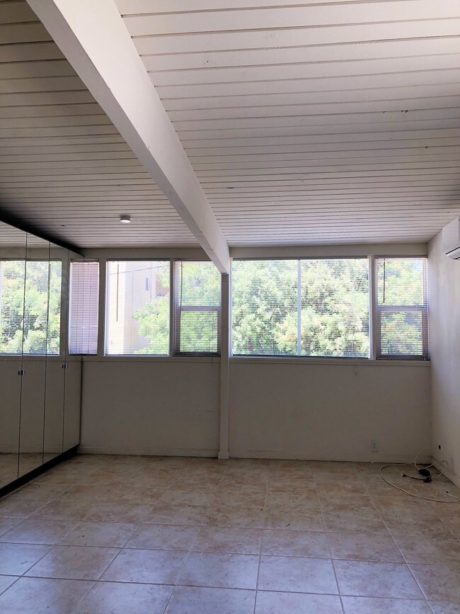 Building Photo - 11062 Fruitland Dr