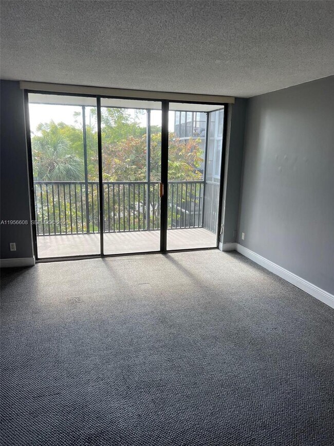 Foto del edificio - 3301 N Country Club Dr