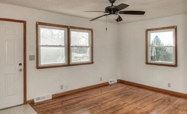 Foto del edificio - Bright & Spacious 3-Bedroom Duplex Unit on Large Corner Lot with Wood Floors & Garage!